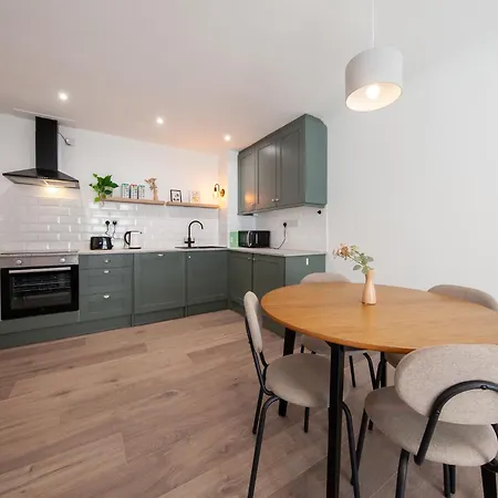 Beautiful 2 Bedroom Close To Centre Διαμέρισμα *
