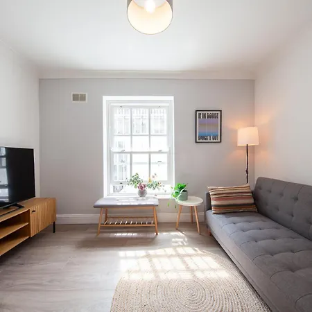 Beautiful 2 Bedroom Close To Centre *