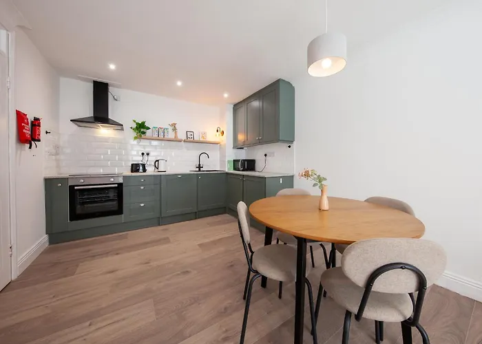 Beautiful 2 Bedroom Close To Centre Διαμέρισμα *