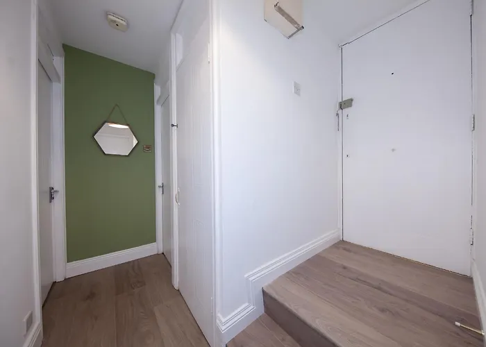 Beautiful 2 Bedroom Close To Centre Διαμέρισμα