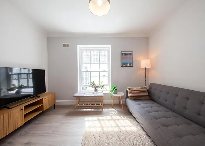 Beautiful 2 Bedroom Close To Centre *