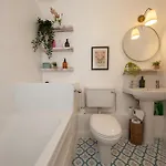 Beautiful 2 Bedroom Close To Centre Apartment