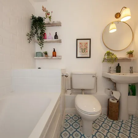 Beautiful 2 Bedroom Close To Centre 公寓